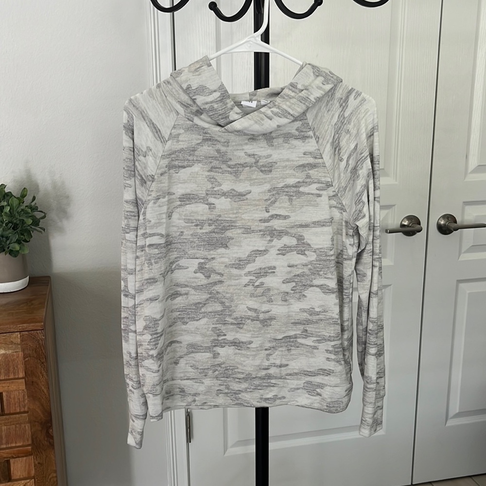 Gap light gray pull over sweater